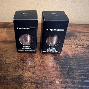 Mac combo glitter eye shadow in the color Bronze.
